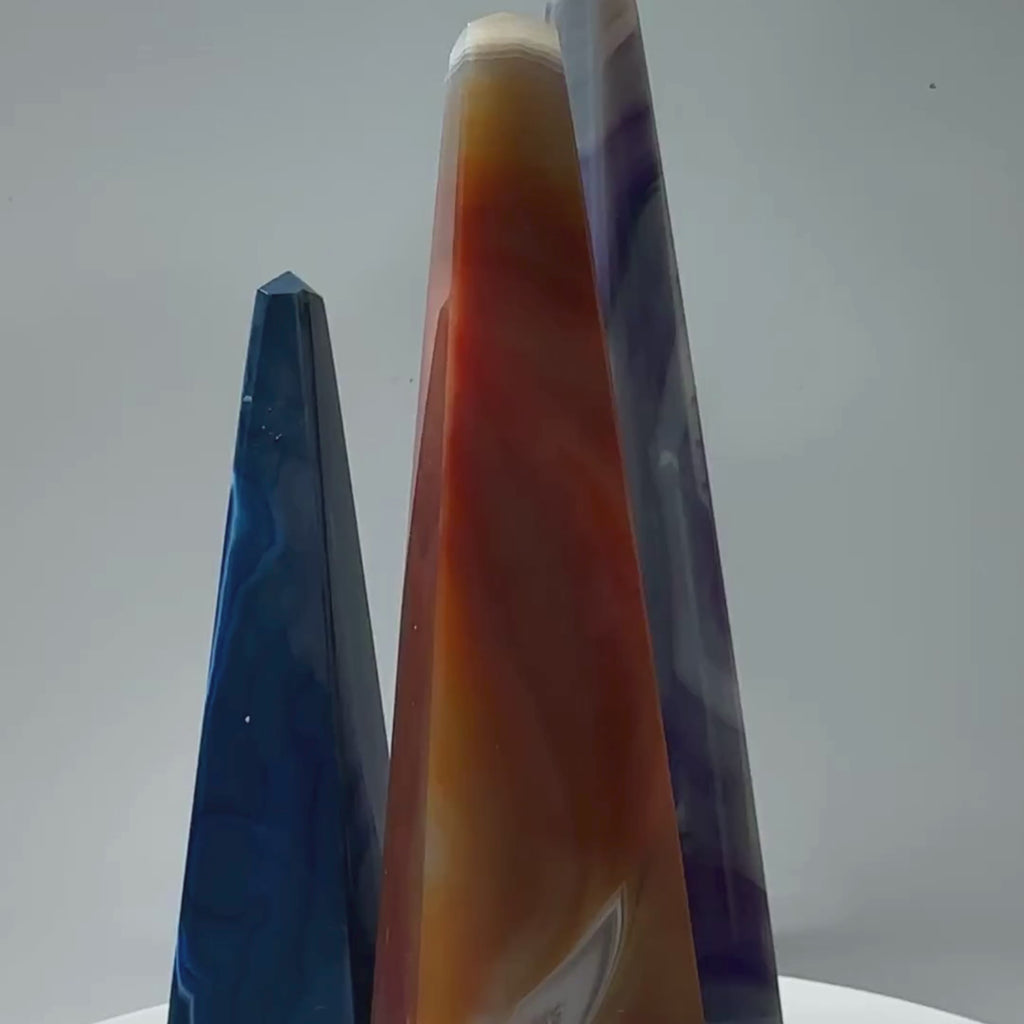 3 AGATE Obelisks slowly rotating in a circle for detail view in natural sunlight